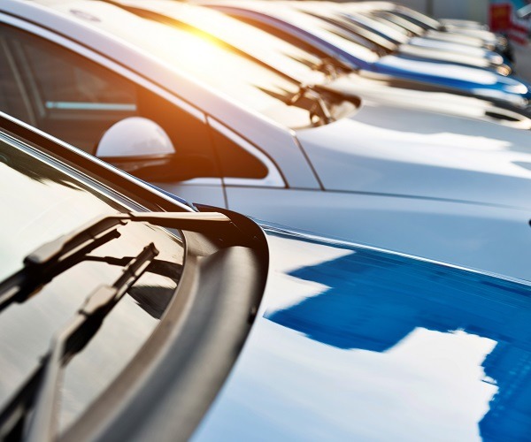Neuwagen parken im Autohaus