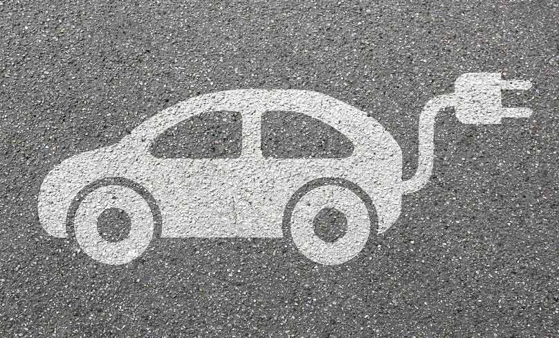 Elektrofahrzeug auf graue Straße gezeichnet