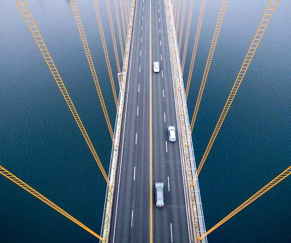 Eine Brücke, die über einen Fluss führt aus der Vogelperspektive