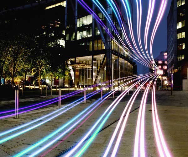 Anschluss mit dynamischer Lichtleitfaser auf einer Straße