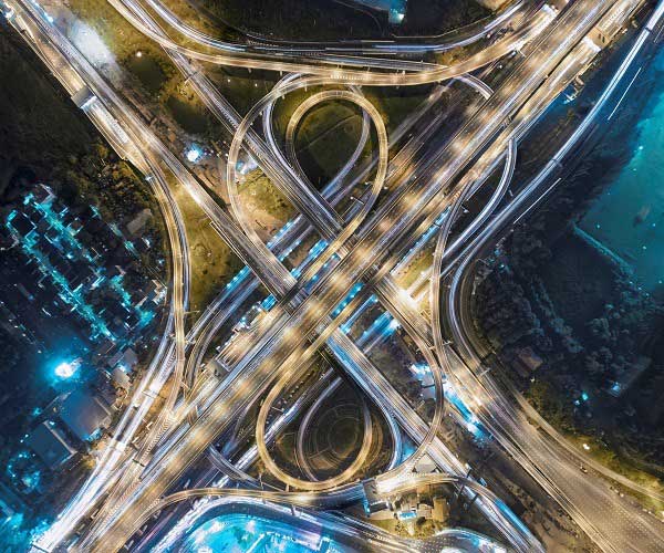 Luftaufnahme von belebten Kreuzung in der Nacht, Draufsicht, Thailand.