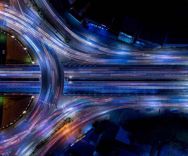 Eine Autobahn mit Lichtern bei Nacht