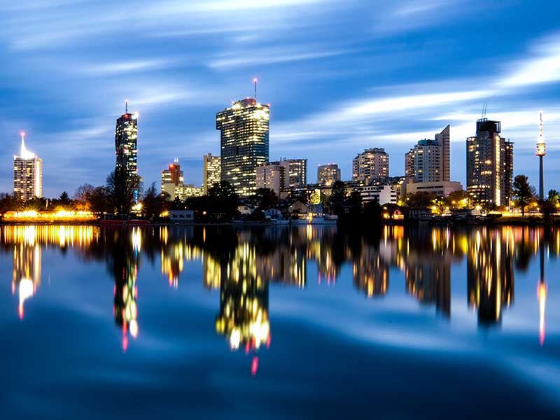 Langzeitbelichtung der Donaucity in Wien.