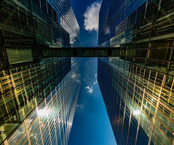 Zwei Hochhäuser in München sind mit einer Brücke verbunden