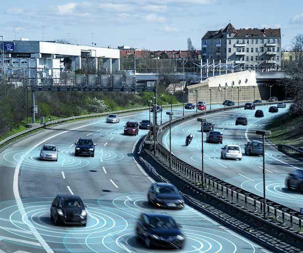 Selbstfahrende autonome Autos auf mehrspurigen Autobahnen