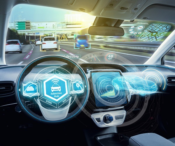 Leeres Cockpit eines autonomen Autos, HUD (Head Up Display) und digitaler Tachometer.