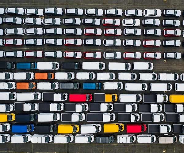 Autos parken Seite an Seite