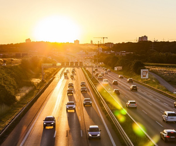 Autobahn A8 bei Stuttgart am Abend