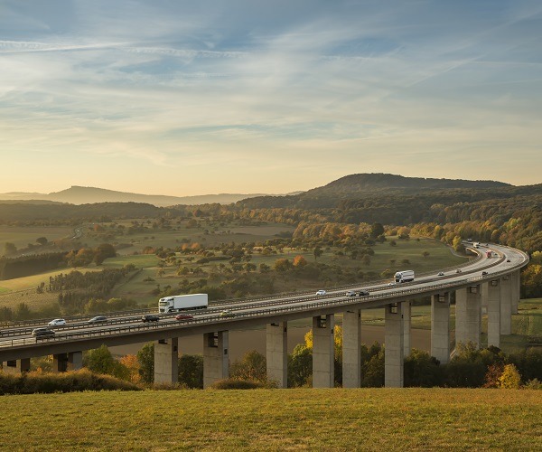 Vinxtbachtalbrücke in der Eifel Region im Herbst