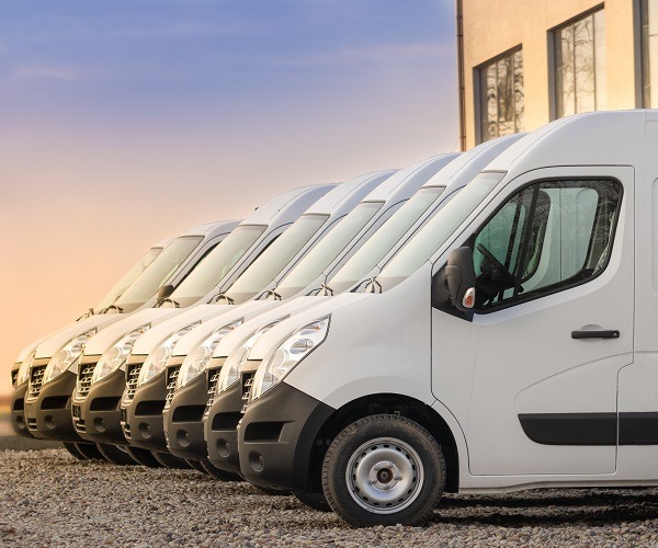 kommerziellen Lieferwagen in Reihe geparkt. Transportierendes Dienstleistungsunternehmen.