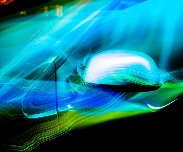 Bunte aerodynamische Lichtspuren, die bei Nacht mit der Fahrzeugform spielen.