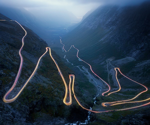 Lichtspuren auf der Trollstigen Straße in Norwegen bei Nacht
