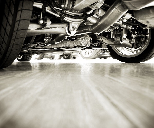 Nahaufnahme des Hecks eines neuen Sportwagens. Die Technik ist spürbar, alles ist neu und glänzt.