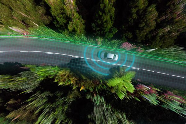 Autonomes Automobil auf einer Straße in der Vogelperspektive