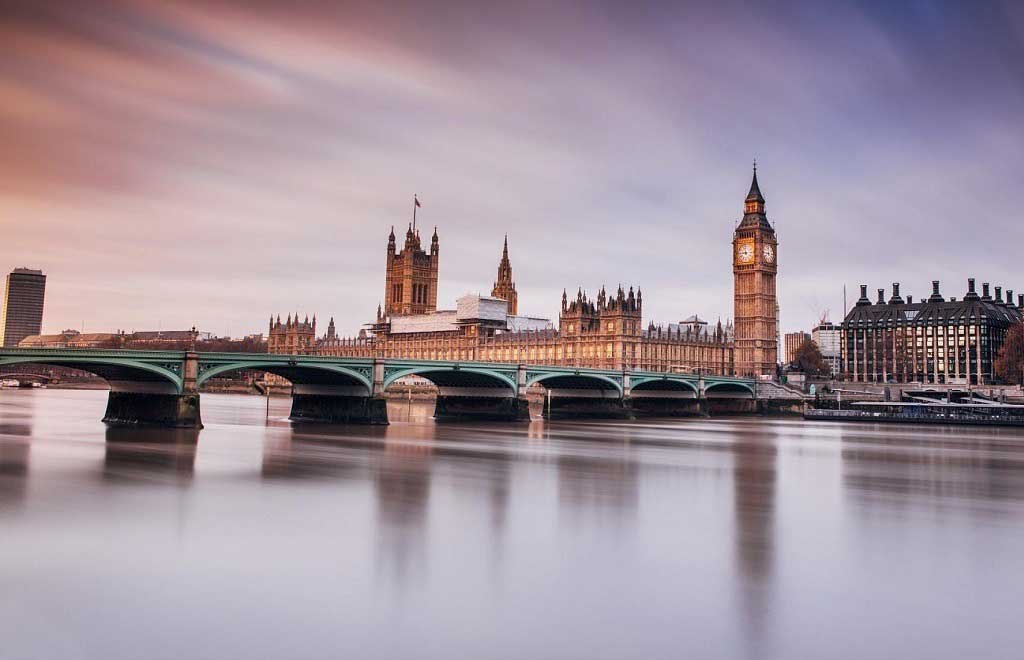Westminster in London bei der Dämmerung