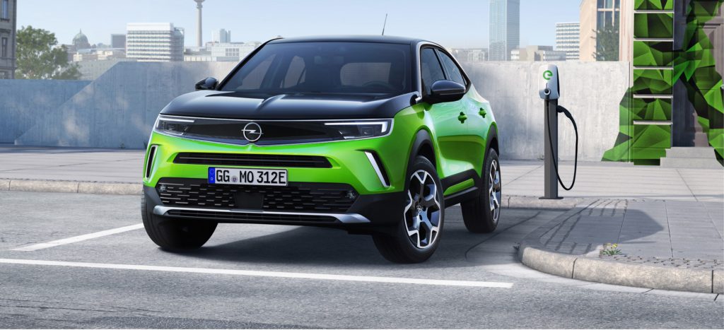 Elektrofahrzeug Opel Mocca mit Elektro Tanksäule
