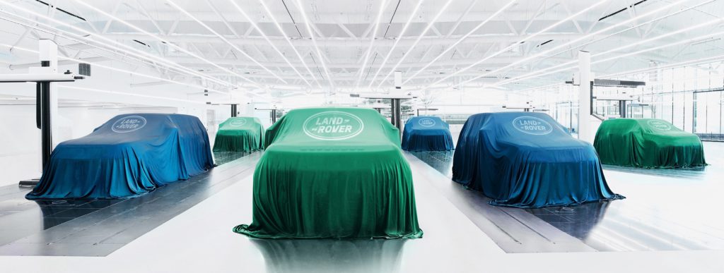 Landrover Fahrzeuge mit Planen verdeckt nach der Produktion