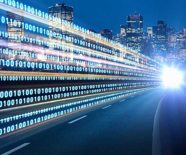 Straße mit binärem Datenstrom mit einer Stadt im Hintergrund