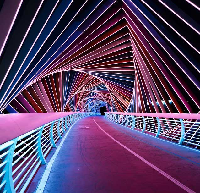 Regenbogenbrücke in Qingdao, Shandong, China bei Nacht
