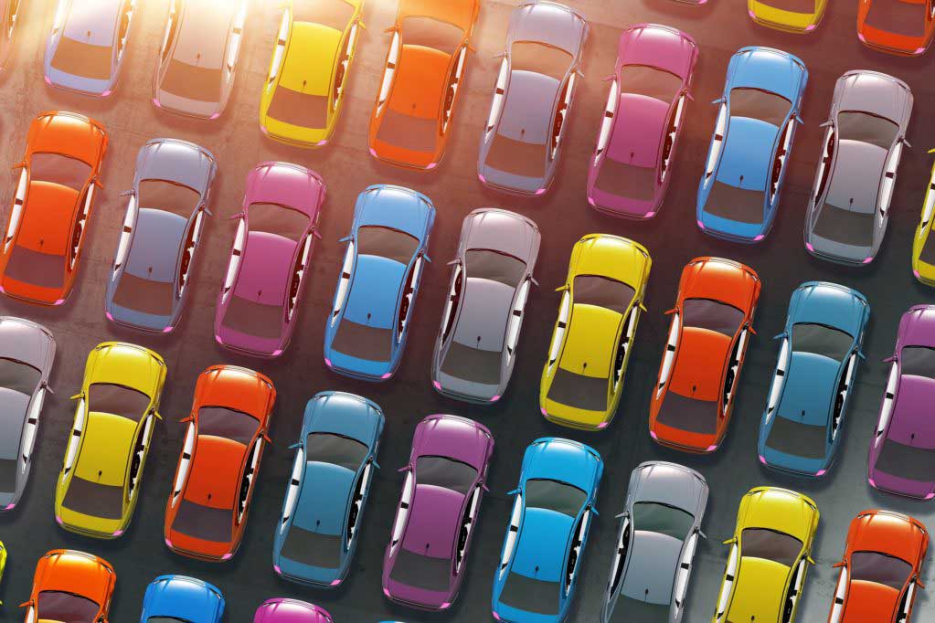 Bunte Fahrzeuge parken eng aneinander