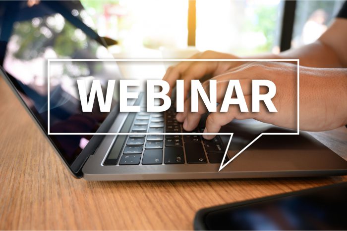 Laptop auf einem Tisch mit Webinar Schrift