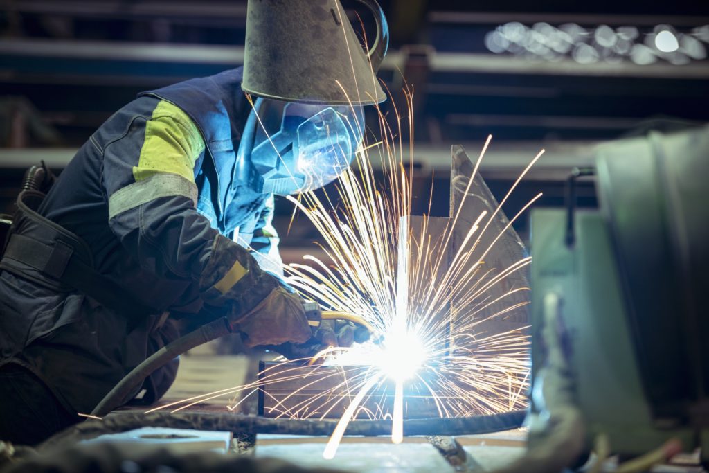Schweißerin im Stahlwerk
