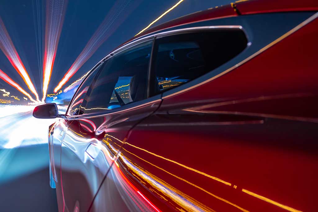 Fahrendes Fahrzeug mit Licht im Hintergrund